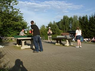 Tischtennisspielende Jugendliche im Freien